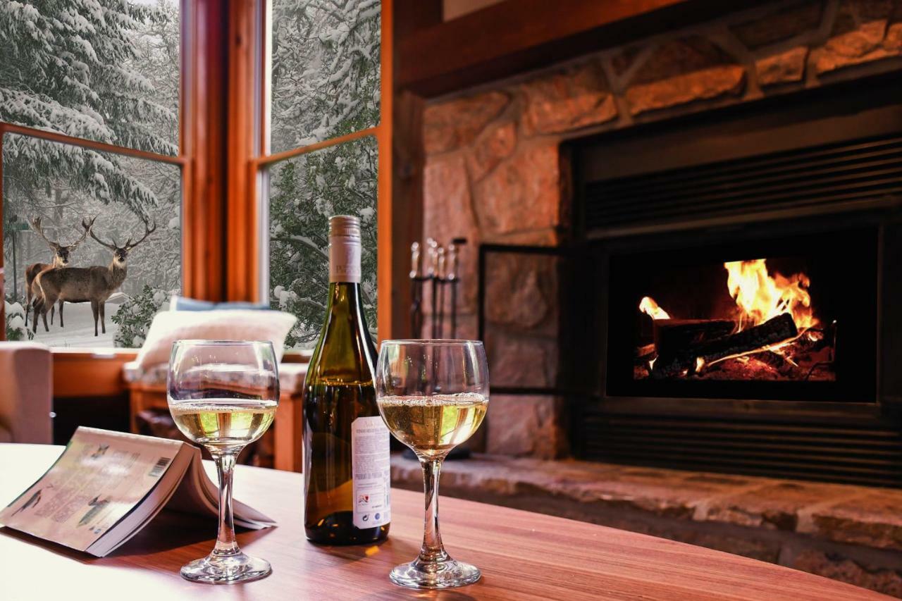 Chic Log Chalet With Hot Tub - Mont-Tremblant North Side By Reserver.Ca ลัค-ซุแปร์ริเออร์ ภายนอก รูปภาพ