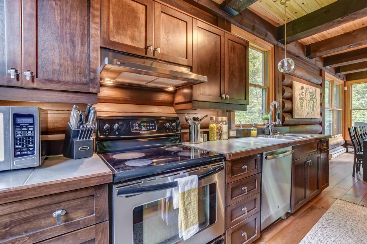 Chic Log Chalet With Hot Tub - Mont-Tremblant North Side By Reserver.Ca ลัค-ซุแปร์ริเออร์ ภายนอก รูปภาพ